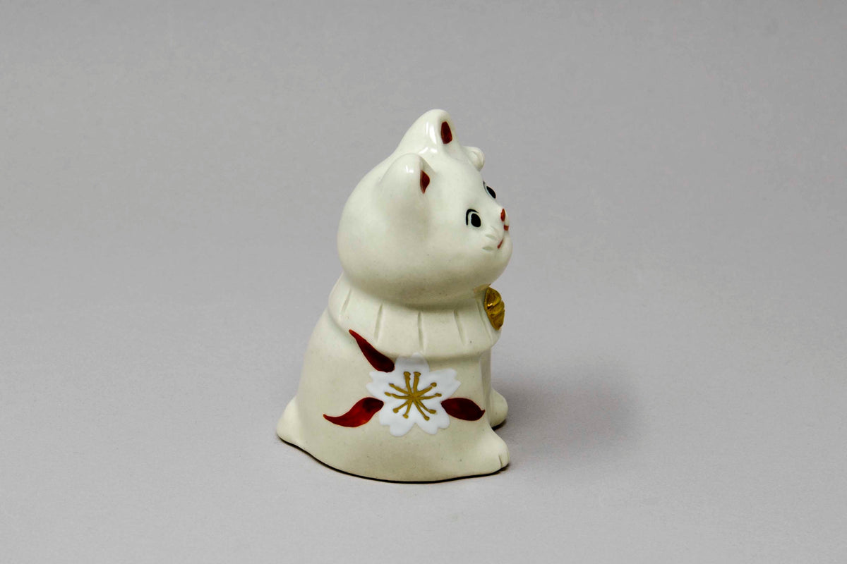 招き猫置物 桜(左手） – 六兵衛窯